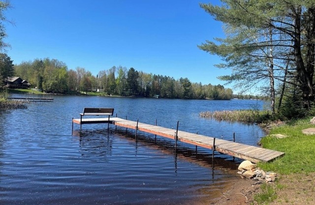 Cozy 3-bedroom cabin in Phillips on Soo Lake w/WiFi, kayaks, fire pit & grill