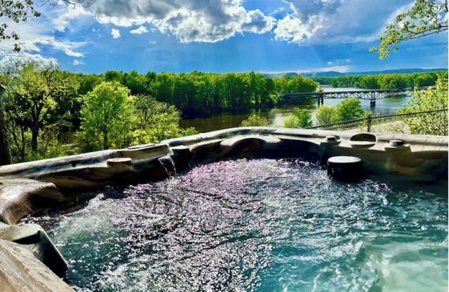 Cozy 3-bedroom cabin - sleeps 10- HOT TUB- river viewn