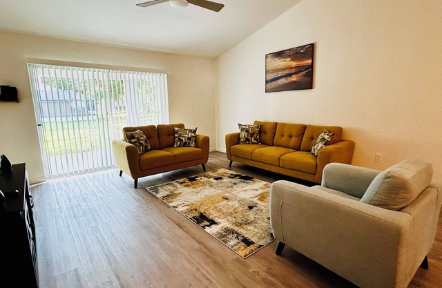 Cozy 3-bedroom house in quiet & scenic Palm Coast