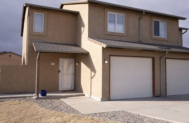 Cozy 3 Bedroom Private Pueblo West Duplex Close To Lake
