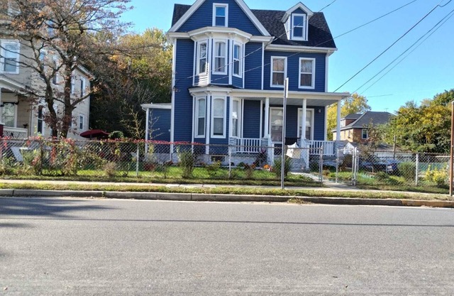 Cozy 4 bedroom house 25 minutes from PHL Airport come stay with us.