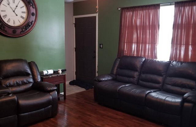 Cozy 6 bedroom home located 14 miles from Detroit Metro Airport.