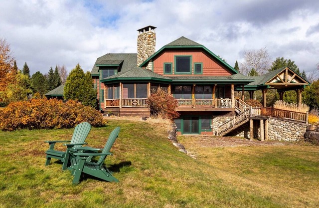 Cozy Adirondack home with high peak views 5 minutes from Lake Placid town center