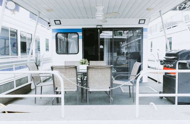 Cozy and Modern Houseboat on Beautiful Norris Lake!