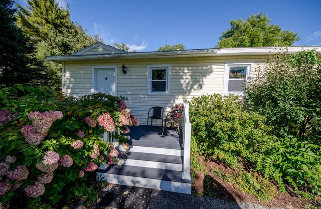 Cozy and quaint country cottage, walk to downtown Williamstown