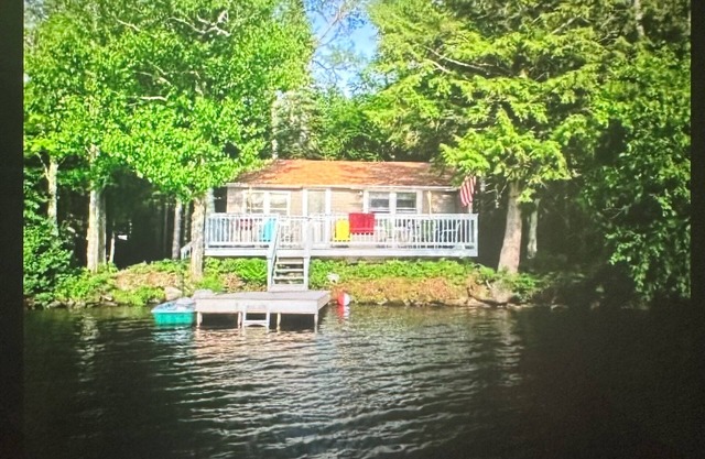 Cozy and Rustic lakefront cottage on beautiful, serene Lake Armington