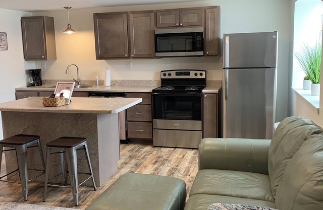 Cozy apartment close to downtown Hannibal with full kitchen, A/C, and Wi-Fi