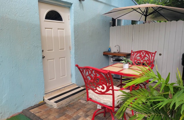 Cozy apartment in charming West Palm Beach with AC, WiFi