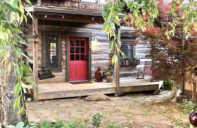 Cozy Backyard Log Cabin/Great Sunsets/10 min North of Asheville/easy access