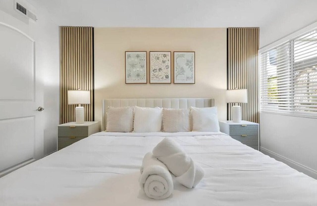 Cozy Bayshore Escape | Pool, Gym, FREE Parking