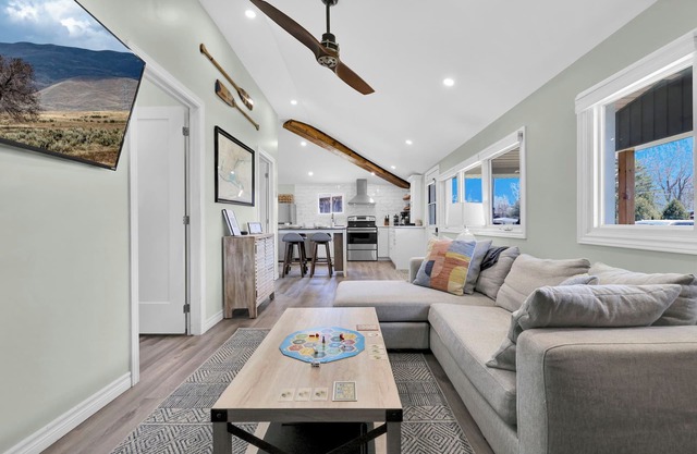 Cozy Beach Cottage with Sauna & Spacious Backyard just 5mins from the Beach
