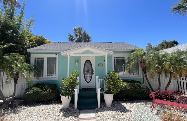 Cozy Beach Cottage Yards From The Beach And Restaurants!