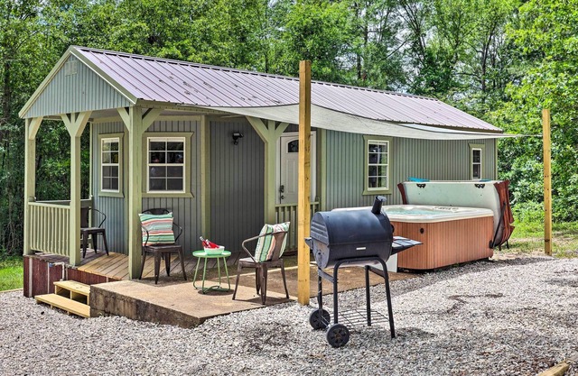 Cozy Bismarck Studio Cabin w/ Private Hot Tub