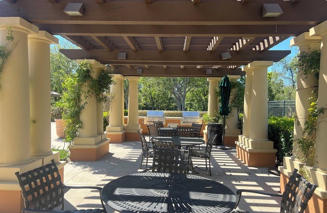 Cozy & Bright Townhouse, Pool+Basketball+Tennis Across the Way