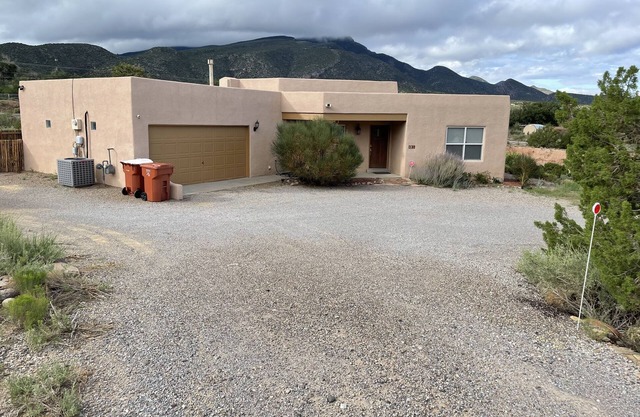 Cozy Bungalow -Historic Village Placitas, NM, 19 mi - 25 min to Balloon Festival
