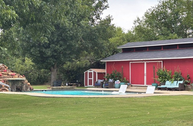 Cozy bungalow with full kitchen/pool in Burleson - Perfect for a cozy getaway