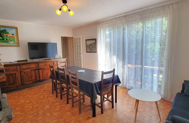 Cozy Chalet for 9 with Fireplace, Balcony, and Pets Allowed in Saint-Michel-de-Chaillol