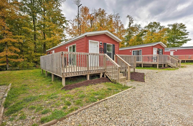 Cozy Cabin: Community Pool & Lakefront Beach!
