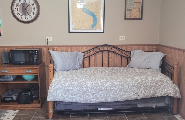 Cozy cabin in adorable Genoa with AC, WiFi pet friendly and close the river.