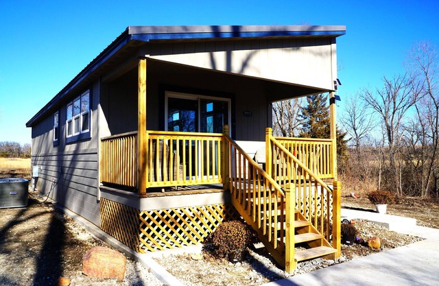 Cozy Cabin in beautiful Maple Hill with WiFi, Hot Tub and AC