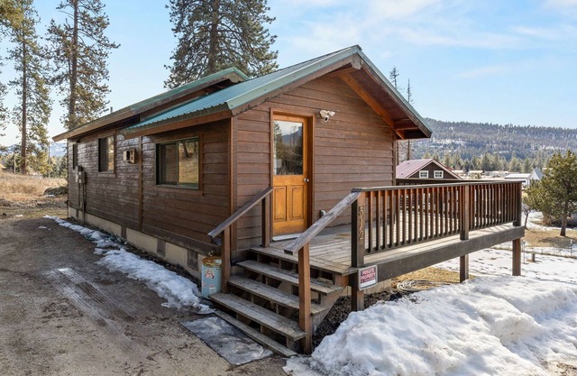 Cozy cabin in charming Saint Regis with AC, Wi-Fi fishing shopping and much more