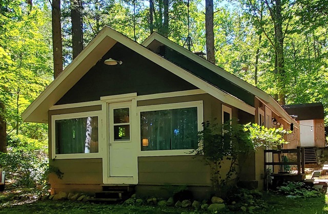 Cozy cabin just steps away from Upper Post Lake. Pet friendly with a small fee!