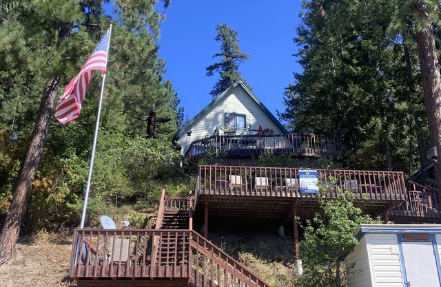 Cozy Cabin on beautiful Deer Lake!