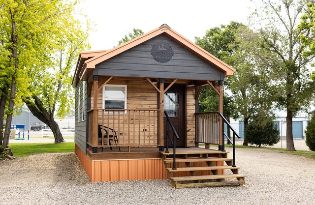 Cozy Cabin Tiny House in Glendive 1 mile from Makoshika State Park! Pet friendly