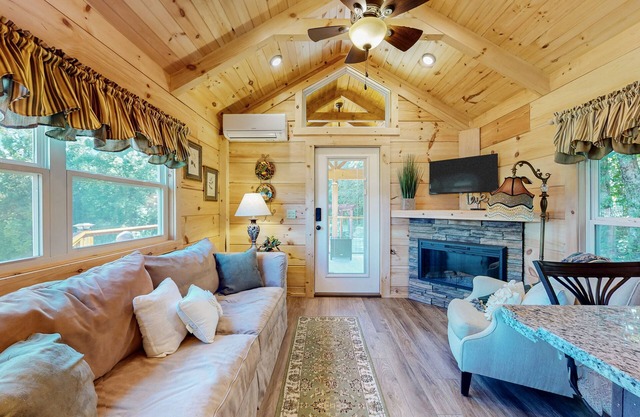 Cozy cabin with amazing views, private hot tub, & covered porch. Nearby skiing.