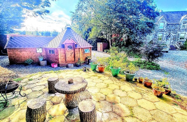 Cozy Cabin with Hot Tub Retreat in Anglesey