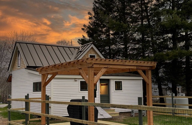 Cozy Cabin with Modern Amenities. Pet Friendly! Hot Tub!