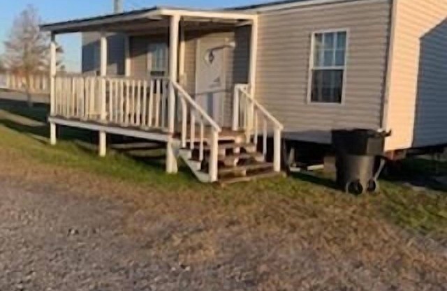 Cozy camp on private property minutes from hunting, fishing and restaurants.