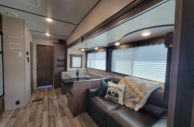 Cozy Camper Getaway at the Lake!
