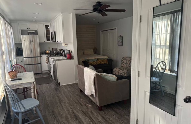 Cozy Carriage House - studio in serene Arvada with WiFi, AC