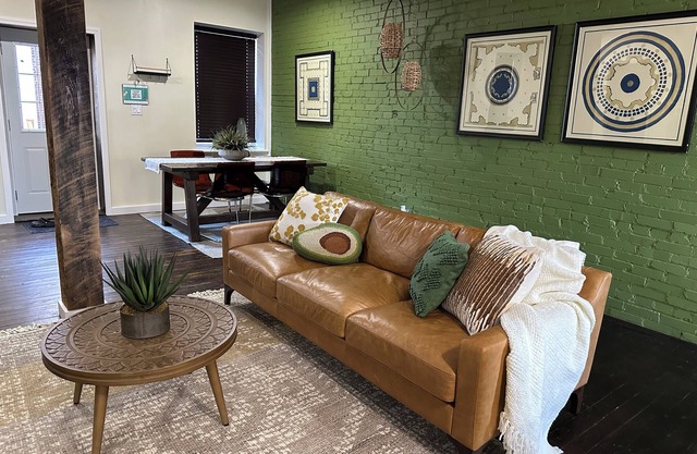 Cozy Carriage House with WiFi, AC & free garage parking near downtown St. Louis