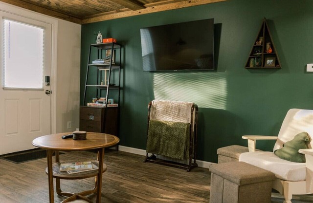 Cozy Cass Cottage - 2 beds 1 bath