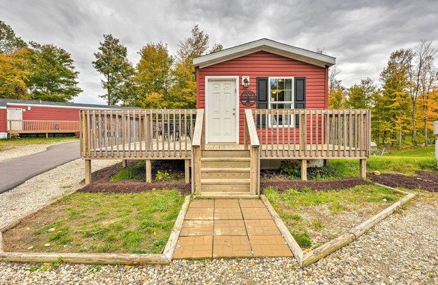 Cozy Cassopolis Retreat on Little Fish Lake!