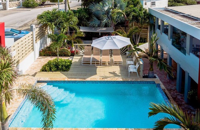 Cozy, Central & Quiet ~ Close to the Beach ~ Pool!