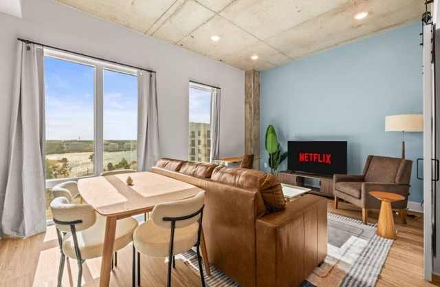 Cozy Channelside 1BR | Near DT | Free Pool & Gym