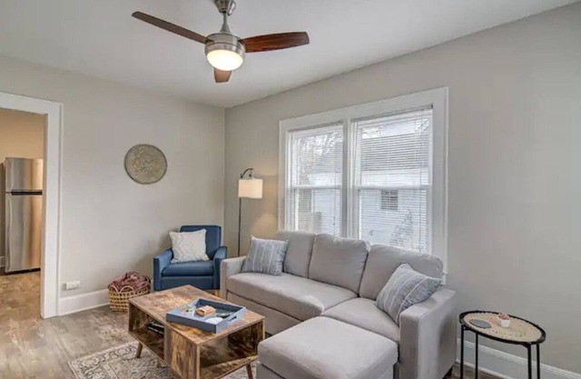 Cozy & Cheerful 2 Bedroom minutes from Downtown