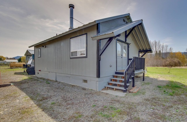 Cozy Cle Elum Cabin w/3 Acres & Stocked Pond