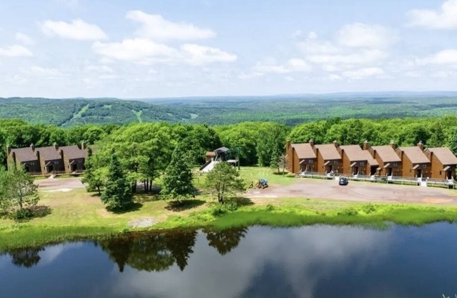 Cozy, Clean, & Quiet 2B/2B Ski In/Ski Out Condo w/Hot Tub!