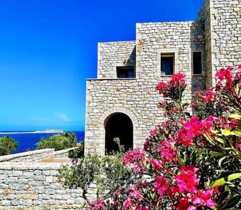 Cozy Cliff Tower w/Breathtaking Sea Views