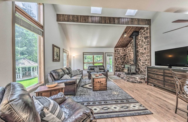 Cozy Cloudcroft Townhome ~ 1 Mi to Burro Ave!