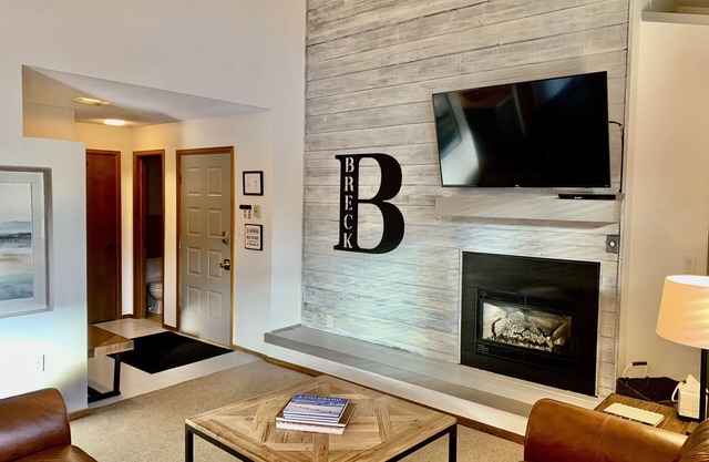Cozy condo, Ski-in, one block from Main Street