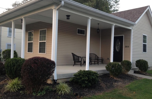 Cozy Cottage 2 bdrm w/wrap porch, 1 mile to xway, shops and entertainment