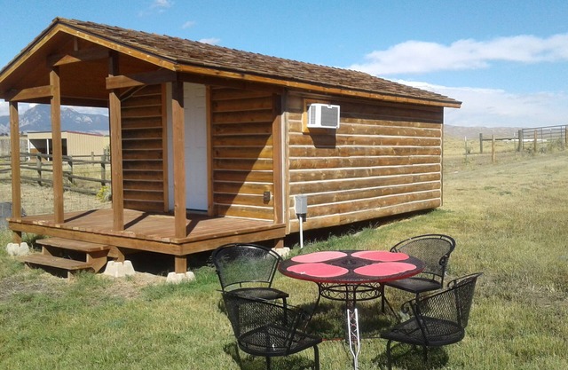 Cozy cottage at the foot of the Big Horn Mountains, stunning views, horseback riding