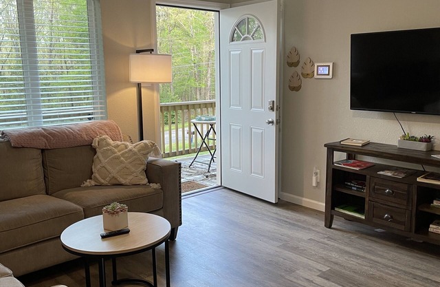 Cozy Cottage by Marina & Trails. Quiet and Serene!