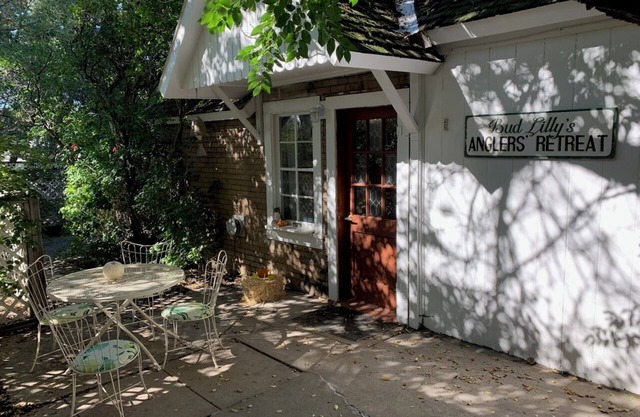 Cozy cottage centrally located –Ideal for Outdoors or Relaxing. No cleaning fee!
