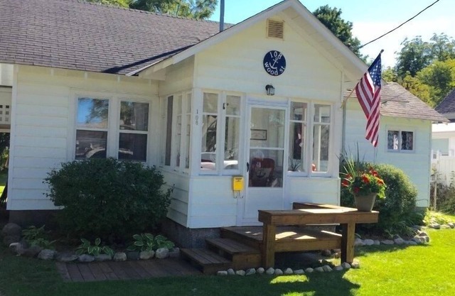 Cozy Cottage. CHARLEVOIX IN TOWN! 3.5 Miles to Castle! 5 blocks from downtown!
